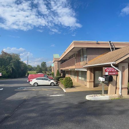 Travelers Inn South Brunswick Terrace Exterior photo