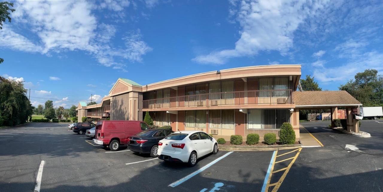 Travelers Inn South Brunswick Terrace Exterior photo