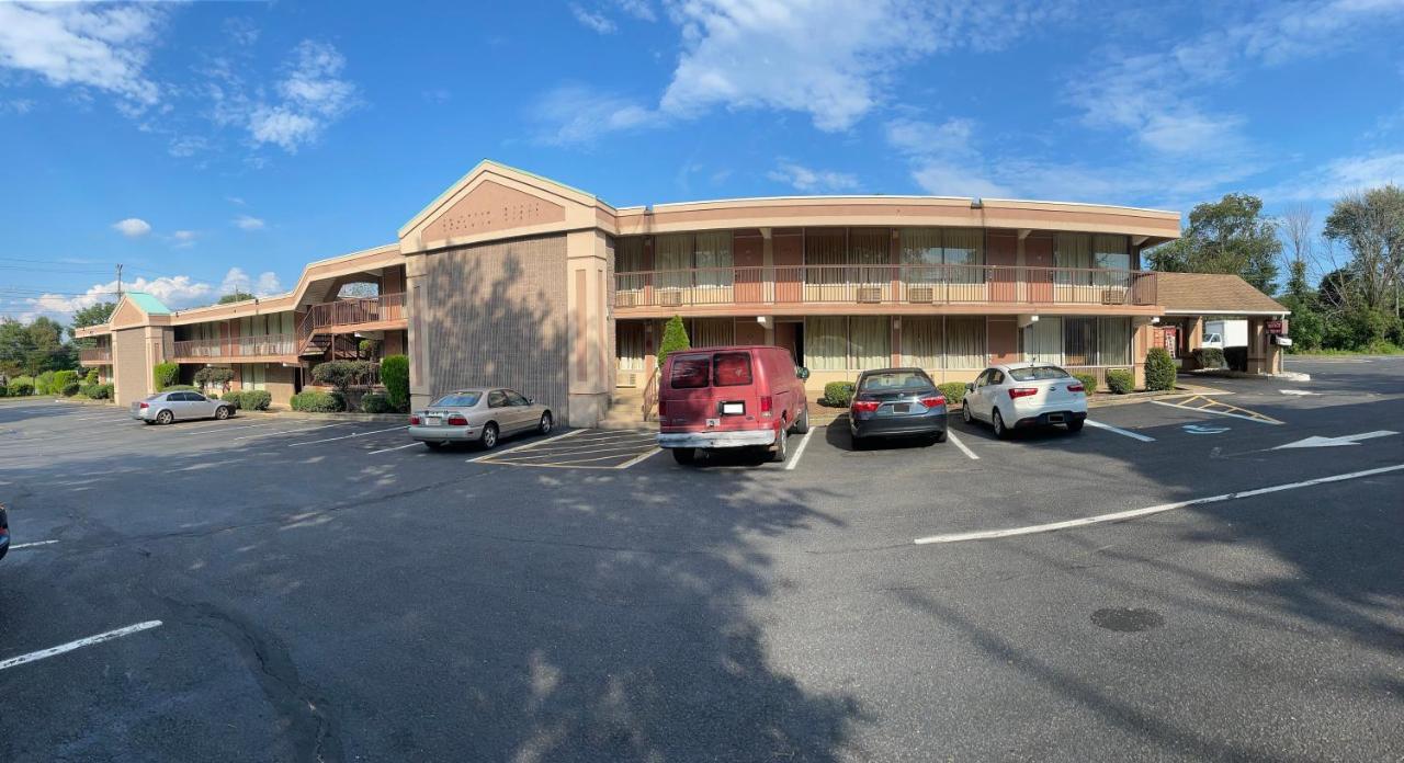 Travelers Inn South Brunswick Terrace Exterior photo