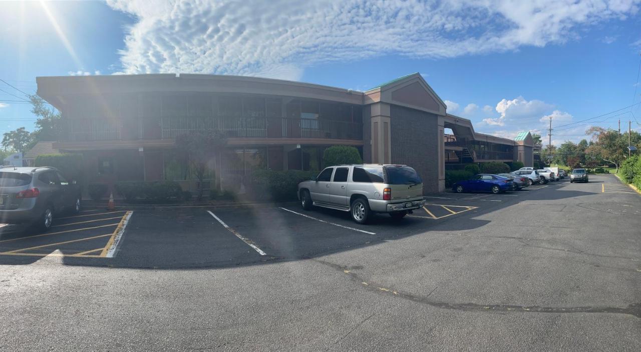 Travelers Inn South Brunswick Terrace Exterior photo