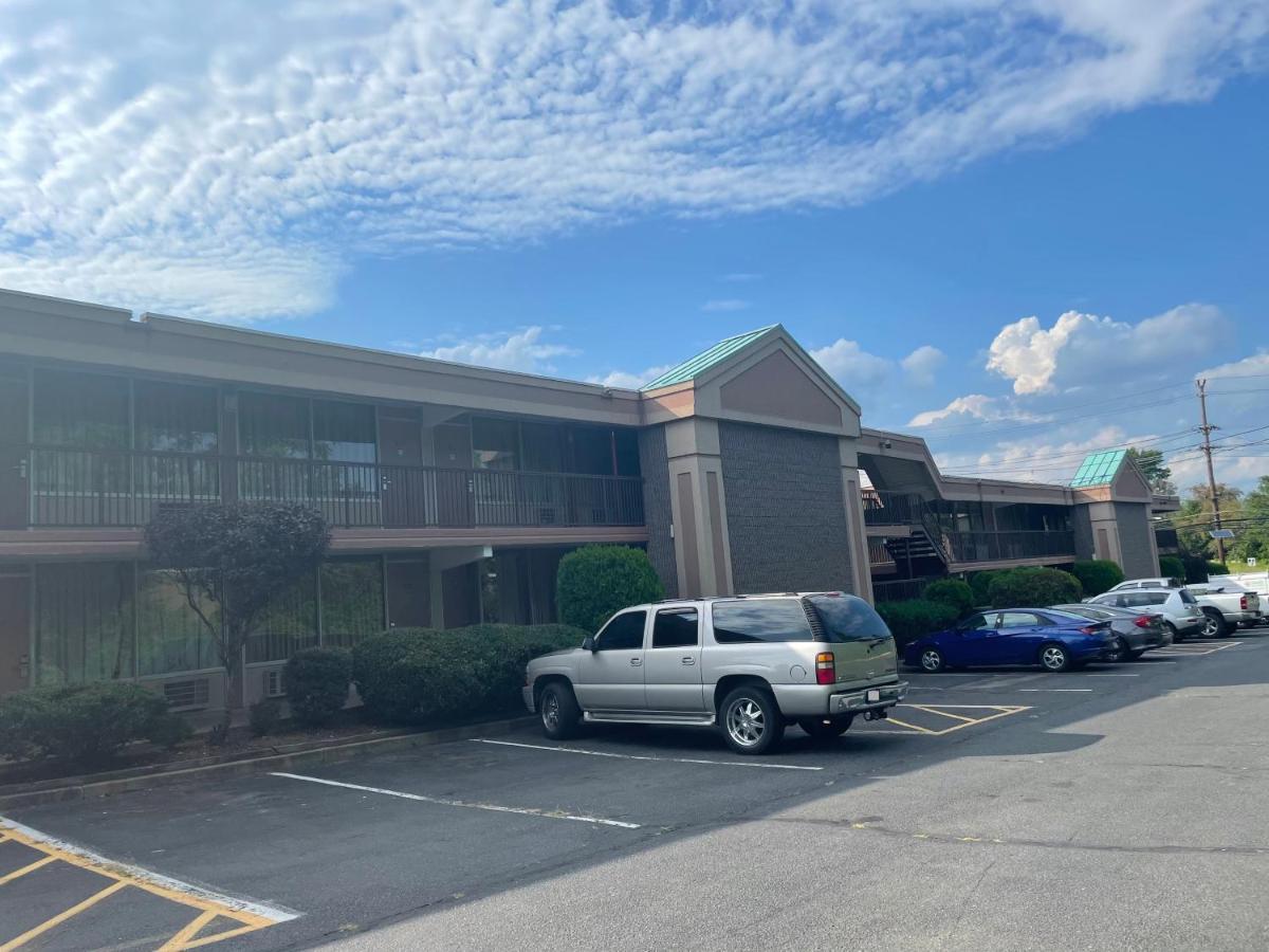 Travelers Inn South Brunswick Terrace Exterior photo