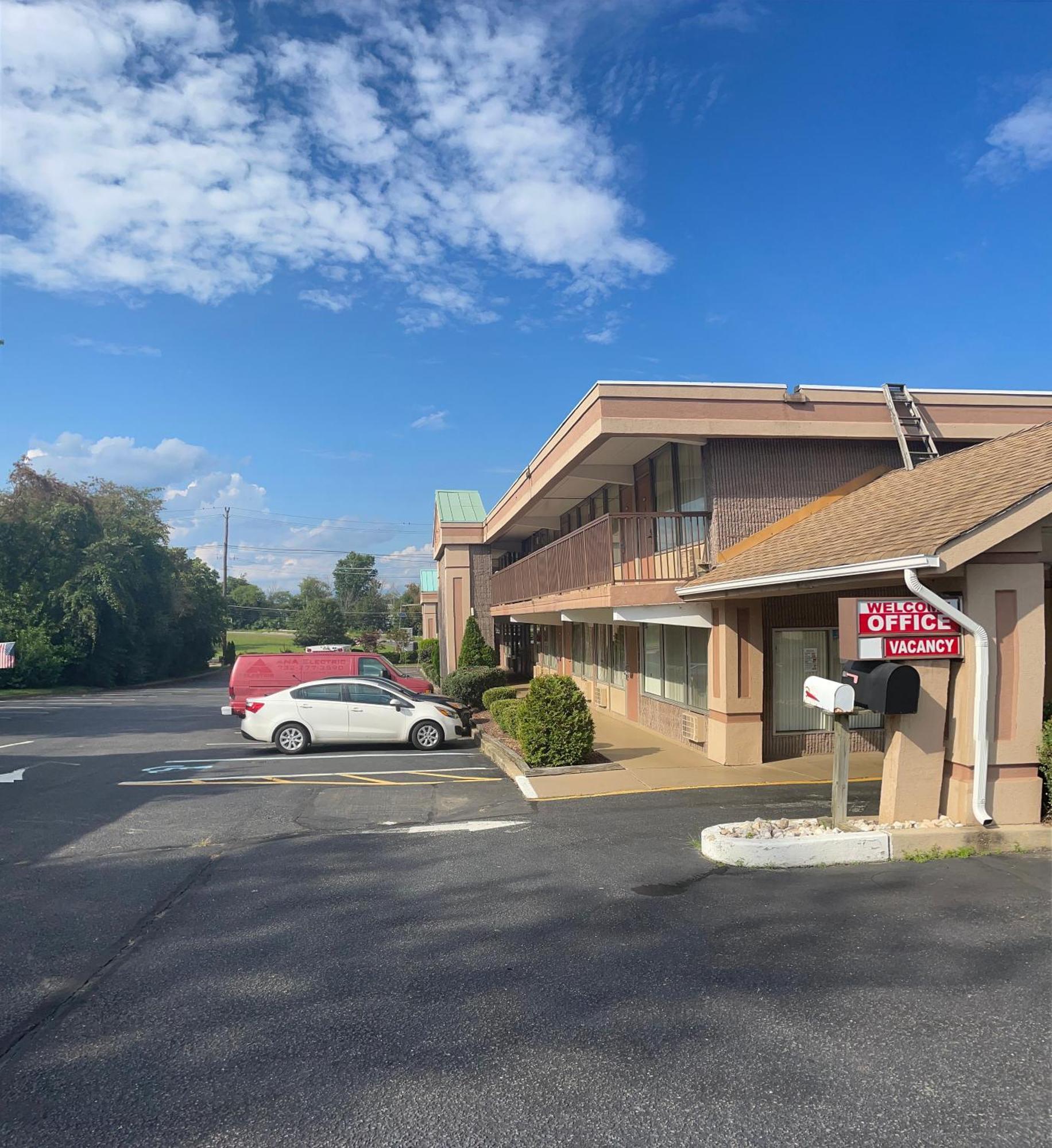 Travelers Inn South Brunswick Terrace Exterior photo