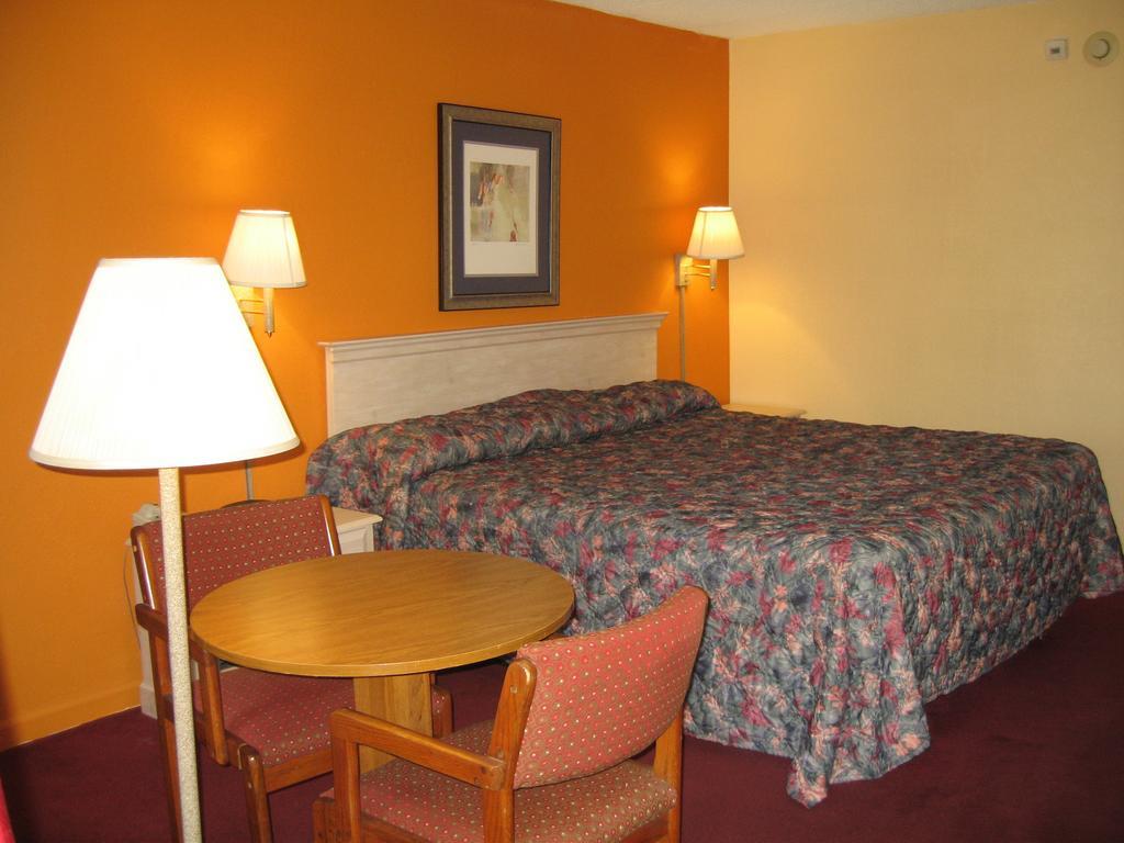 Travelers Inn South Brunswick Terrace Room photo